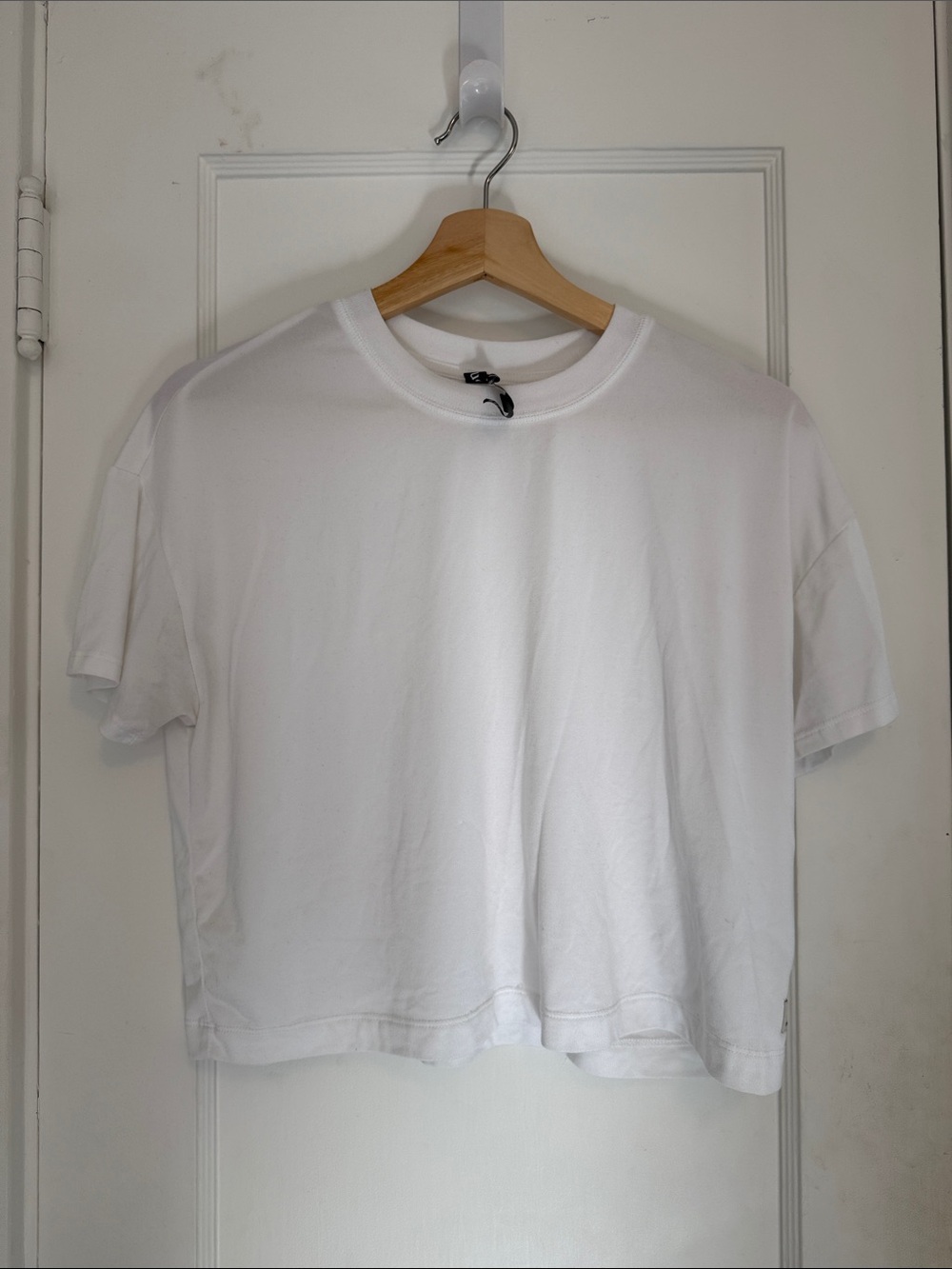 Vuori White Cropped Crew Tee